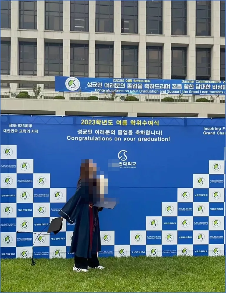 学员在海外高校毕业典礼现场